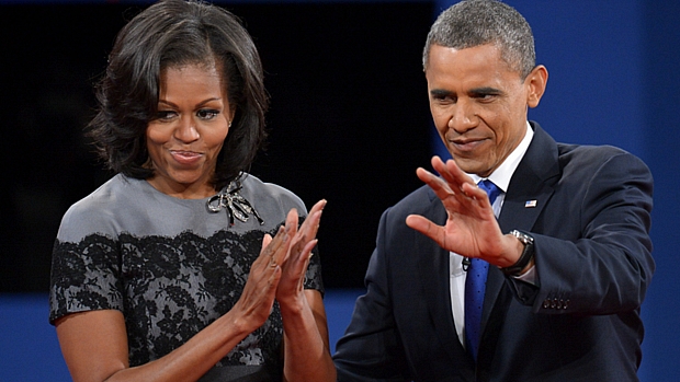 Ao fim do encontro, Obama cumprimenta plateia ao lado da primeira-dama, Michelle Ao fim do encontro, Obama cumprimenta plateia ao lado da primeira-dama, Michelle