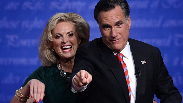 Romney, com a mulher Ann, buscou demonstrar otimismo no final