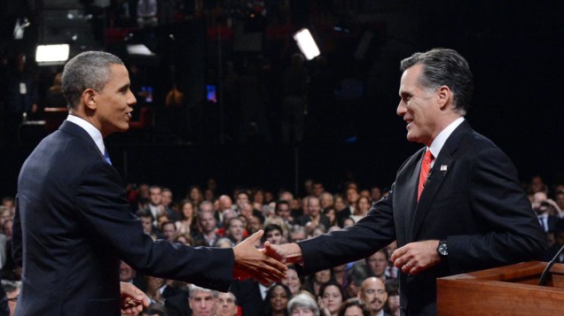 Mitt Romney e Barack Obama se cumprimentam antes do primeiro debate da disputa à Presidência dos Estados Unidos