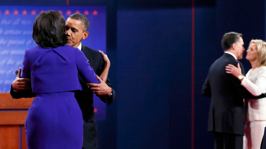 O presidente americano Barack Obama abraça sua esposa antes do debate