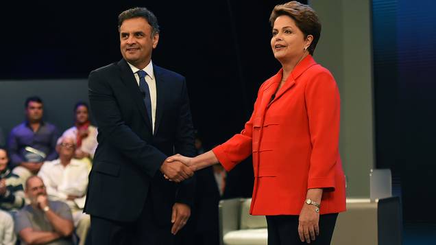 Os candidatos à Presidência da República, Aécio Neves (PSDB) e Dilma Rousseff (PT), se cumprimentam antes do debate promovido pela Rede Globo