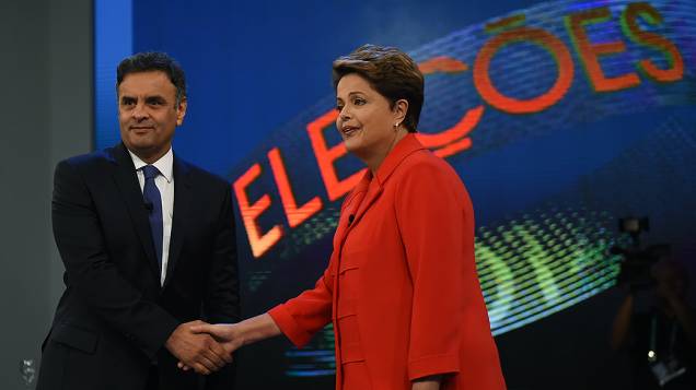 Os candidatos à Presidência da República, Aécio Neves (PSDB) e Dilma Rousseff (PT), se cumprimentam antes do debate promovido pela Rede Globo
