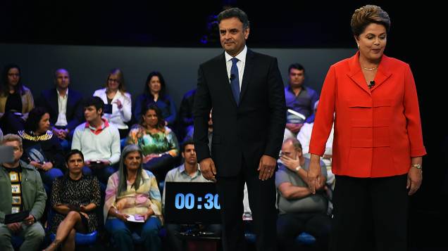 Os candidatos à Presidência da República, Aécio Neves (PSDB) e Dilma Rousseff (PT), durante o debate promovido pela Globo