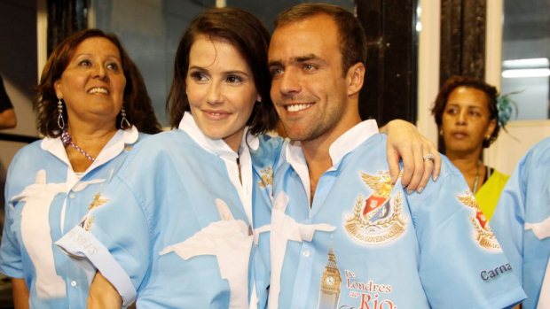 A atriz Deborah Secco e o jogador de futebol Roger Flores no Sambódromo do Rio de Janeiro. Eles desfilam pela União da Ilha