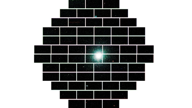 Composição completa com todas as imagens obtidas pela Câmera de Energia Escura do aglomerado estelar 47 Tucanae, encontrado a 17.000 anos-luz da Terra