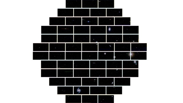 Imagem completa do aglomerado de galáxias Fornax, obtidas pela Câmera de Energia Escura. O centro do aglomerado está localizado na porção superior da imagem. A galáxia que se destaca na parte baixa da imagem é a galáxia espiral barrada NGC 1365