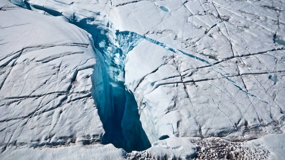 Abertura que drena água da superfície até a base da calota polar, de onde as ligações de drenagem levam ao oceano