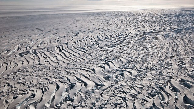 Fendas lineares numa região da Antártida Ocidental