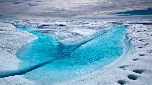 Todos os anos canais como este são formados pelo derretimento de gelo na Groenlândia, fenômeno causado pela elevação de temperatura