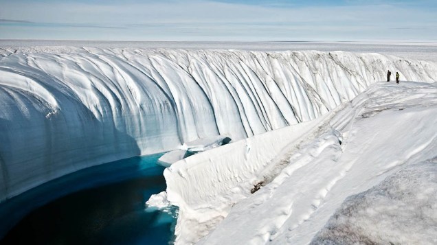 Ao longo de vários anos, o transbordamento de um lago formado por gelo derretido abriu este cânion