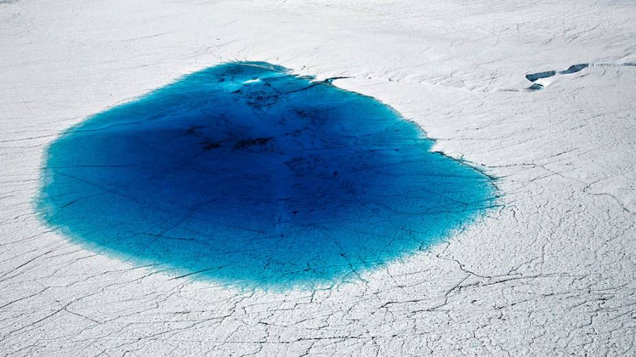 Grande lago na superfície, um dos muitos que se formam na calota polar durante o período de forte derretimento, no verão