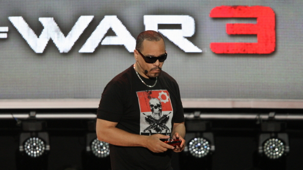 Rapper Ice-T demonstra jogo da Microsoft na feira anual Electronic Entertainment Expo, em Los Angeles, California