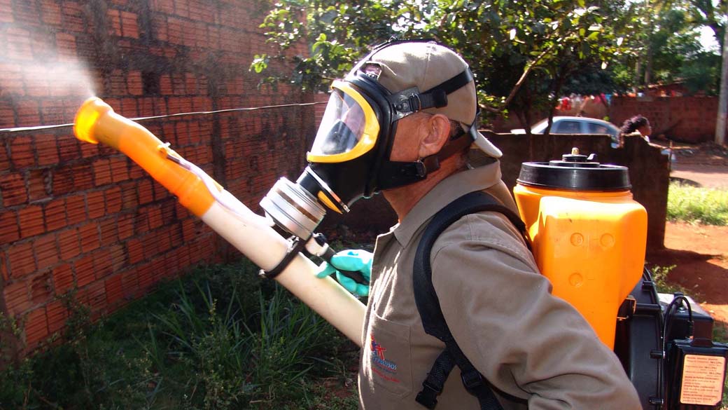 Funcionário da Vigilância Sanitária em mutirão contra a dengue em Dourados (MS)