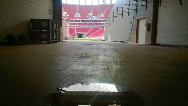 Água parada no piso do estádio