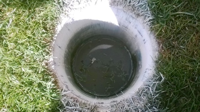 Água parada no buraco da trave