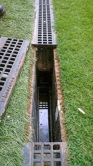 Água parada na calha do gramado