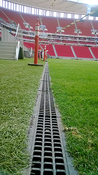 Calha lateral do gramado