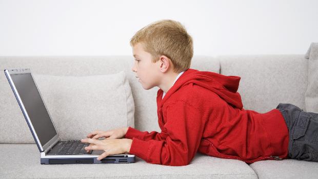 Adolescentes que passam horas interagindo em redes sociais podem desenvolver depressão ou mesmo sofrer cyberbulling