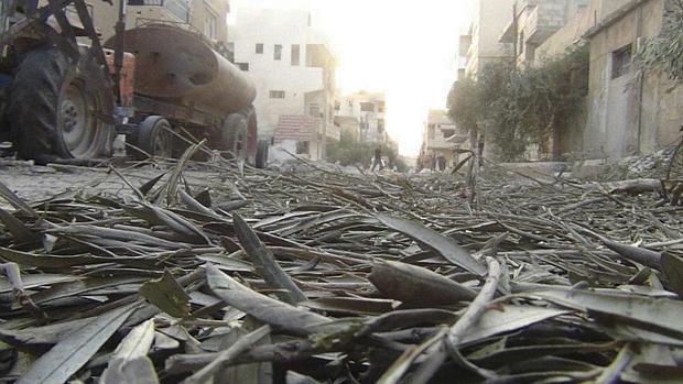 Prédios e carros destruídos são vistos em Deraa, uma das cidades em ruínas devido ao conflito