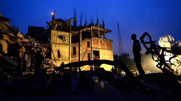 Voluntário participa das tentativas de resgate após desabamento de prédio em Bangladesh