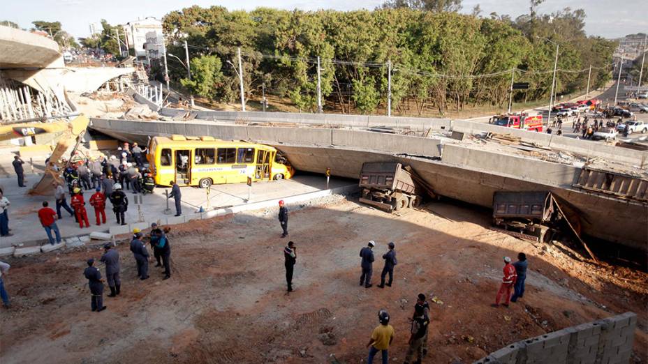 <p>Viaduto em obras desaba na Avenida Pedro I, em Belo Horizonte</p>
