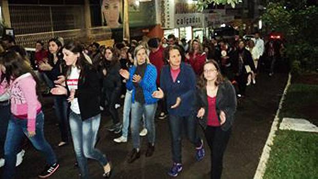 Campanhas foram criadas na Internet e pessoas sa&iacute;ram &agrave;s ruas pedindo justi&ccedil;a pela morte de Bernardo