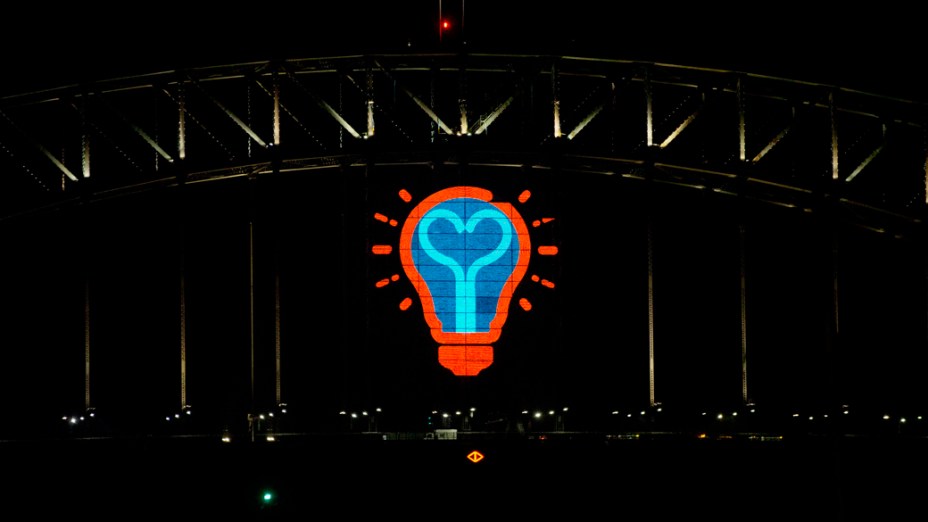 Desenho com luzes de LED se forma na Ponte da Baía de Sydney, na Austrália