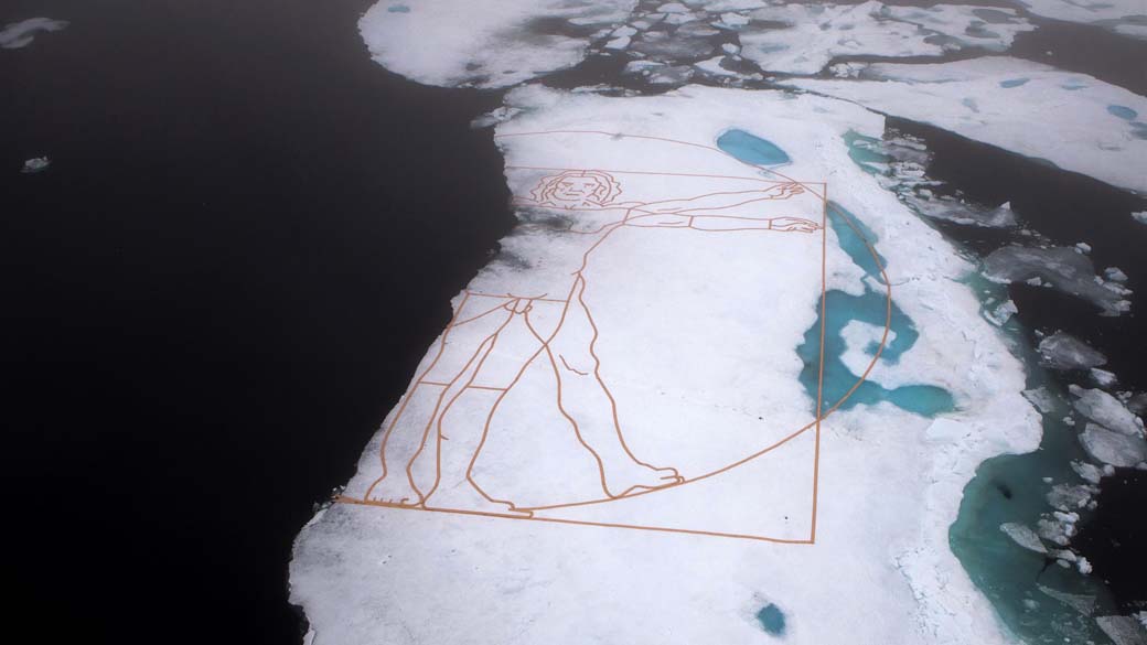 Vista aérea do desenho de Leonardo Da Vinci "Homem Vitruviano" na camada de gelo do Ártico. A obra foi feita pelo artista John Quigley a 800 km do Polo Norte na Noruega