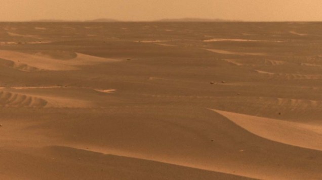 <p>Foto tirada pelo veículo da NASA Opportunity. A paisagem desértica está dentro de uma das gigantescas crateras do planeta vermelho.</p>