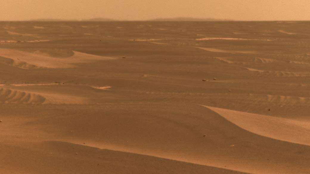 Foto tirada pelo veículo da NASA Opportunity. A paisagem desértica está dentro de uma das gigantescas crateras do planeta vermelho.