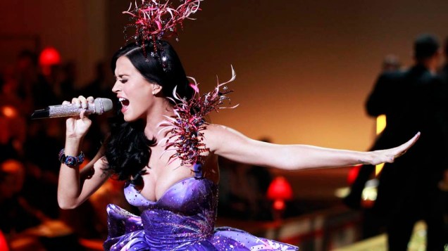 A cantora Katy Perry se apresenta no desfile da Victorias Secret em Nova York