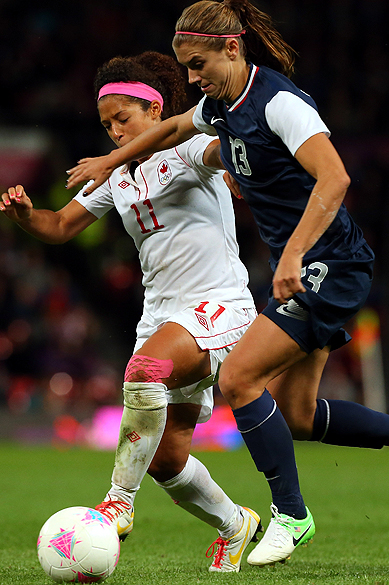 A canadense Desiree Scott durante partida de futebol em Londres: fita pink no joelho