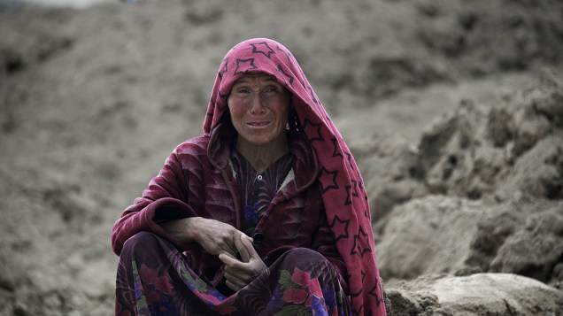 Mulher chora após o deslizamento de terra na cidade de Badakhshan, no Afeganistão