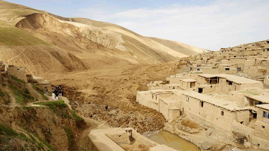 Afegãos observam o trabalho de resgate em Badakhshan neste sábado (3). Um enorme deslizamento atingiu uma aldeia na província de Badakhshan nesta sexta-feira (2), autoridades locais confirmam mais de dois mil mortos
