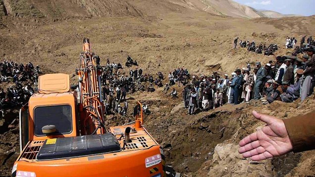 Afegãos observam o trabalho de resgate em Badakhshan neste sábado (3). Um enorme deslizamento atingiu uma aldeia na província de Badakhshan nesta sexta-feira (2)