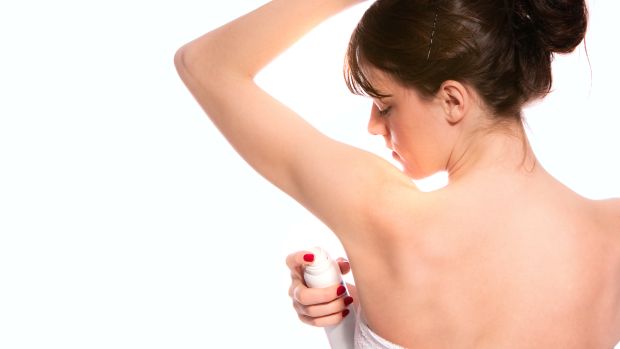 Desodorante: 80% das mulheres que carregam variação genética que as impede de produzir odor nas axilas usam desodorante mesmo assim, diz estudo