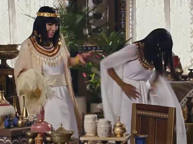 <p>Nefertari (Camila Rodrigues) e Karoma (Roberta Santiago) se coçam por causa da infestação de piolhos</p>