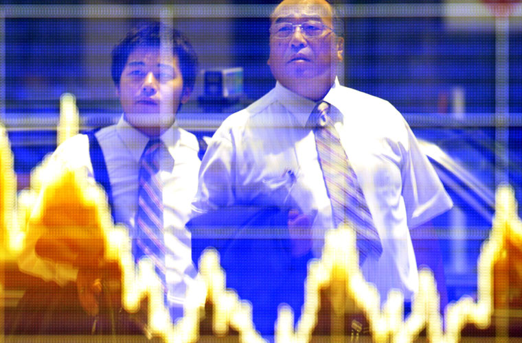 Japoneses acompanham movimentação da bolsa de valores do país. As ações japonesas refletiram o mau desempenho de Wall Street e caíram 3,84%.