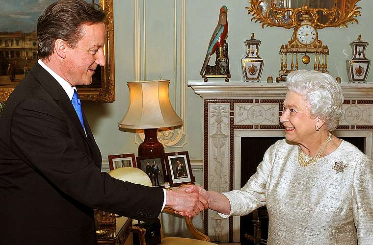 David Cameron, líder do Partido Conservador, encontra a rainha Elizabeth II. A chefe de Estado da Grã-Bretanha convidou Cameron para assumir o cargo de primeiro-ministro do Reino Unido, após o trabalhista Gordon Brown ter anunciado sua renúncia ao posto. David Cameron surpreendeu ao revelar que irá formar um governo de coalizão, convidando o liberal democrata Nick Clegg para ser seu vice.