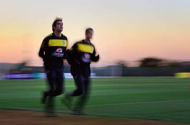 Copa de 2010: Kaká e Felipe Melo correm durante treino na Randburg High School, em Johannesburgo, na África do Sul