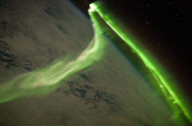 <p>Fotografia feita da Estação Espacial Internacional, mostra  da aurora austral ao redor da terra - fenômeno de tempestades geomagnéticas causadas por raios solares</p>
