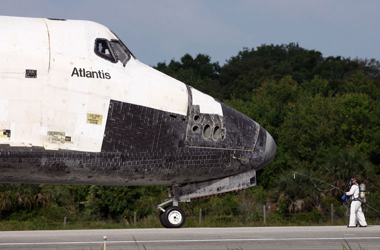 Após concluir sua última missão à Estação Espacial Internacional, o ônibus espacial Atlantis chega à Terra. A nave, que já está visivelmente deteriorada, fez sua primeira decolagem há 25 anos e já rodou mais de 185 milhões de quilômetros.