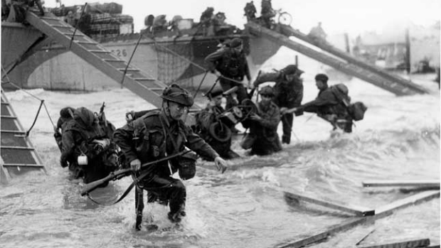Fuzileiros britânicos desembarcam na costa da Normandia, em 6 de junho de 1944