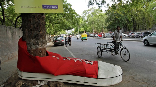 Uma árvore é adornada com um sapato gigante no Dia Mundial do Meio Ambiente em Ahmadabad, na Índia
