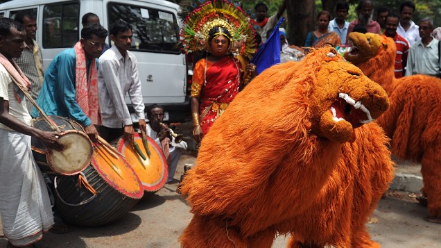 Artistas indianos dançam em comemoração ao Dia Mundial do Meio Ambiente nesta terça-feira