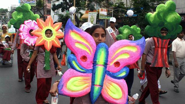 Crianças indianas participam de um comício no Dia Mundial do Ambiente em Siliguri