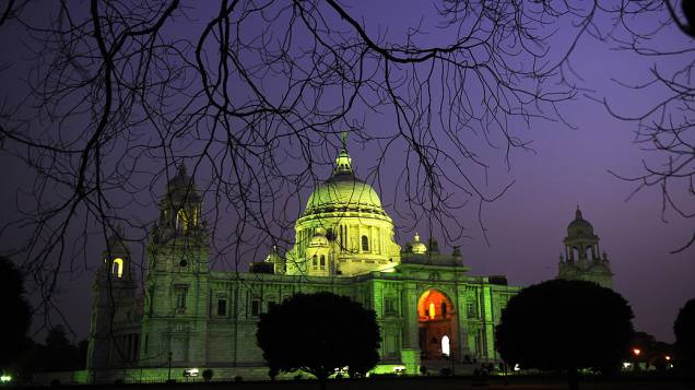 Victoria Memorial está iluminada de verde para comemorar o Dia Mundial do Meio Ambiente em Calcutá. Objetivo de sensibilizar as pessoas com preocupações ambientais globais
