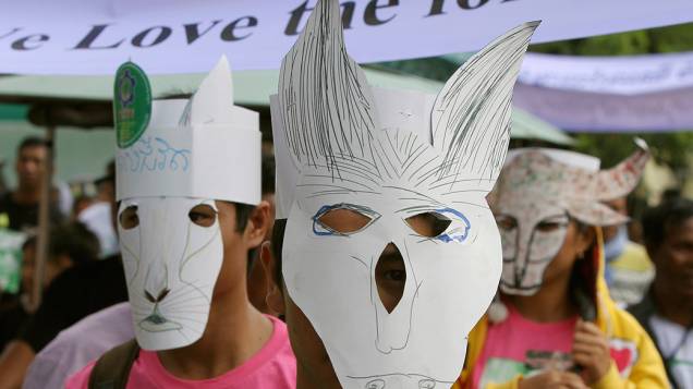 Cambojanos usam máscaras em frente à Assembleia Nacional de Phnom Penh, no Camboja, para marcar o Dia Mundial do Meio Ambiente nesta terça-feira