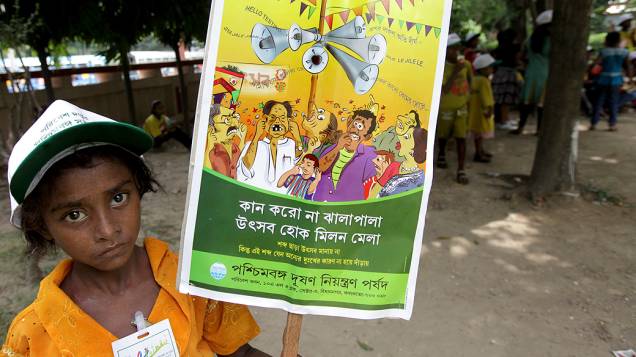 Estudante indiana segura cartaz contra a poluição sonora em Calcutá, na Índia, em marcha de conscientização que marca o Dia Mundial do Meio Ambiente