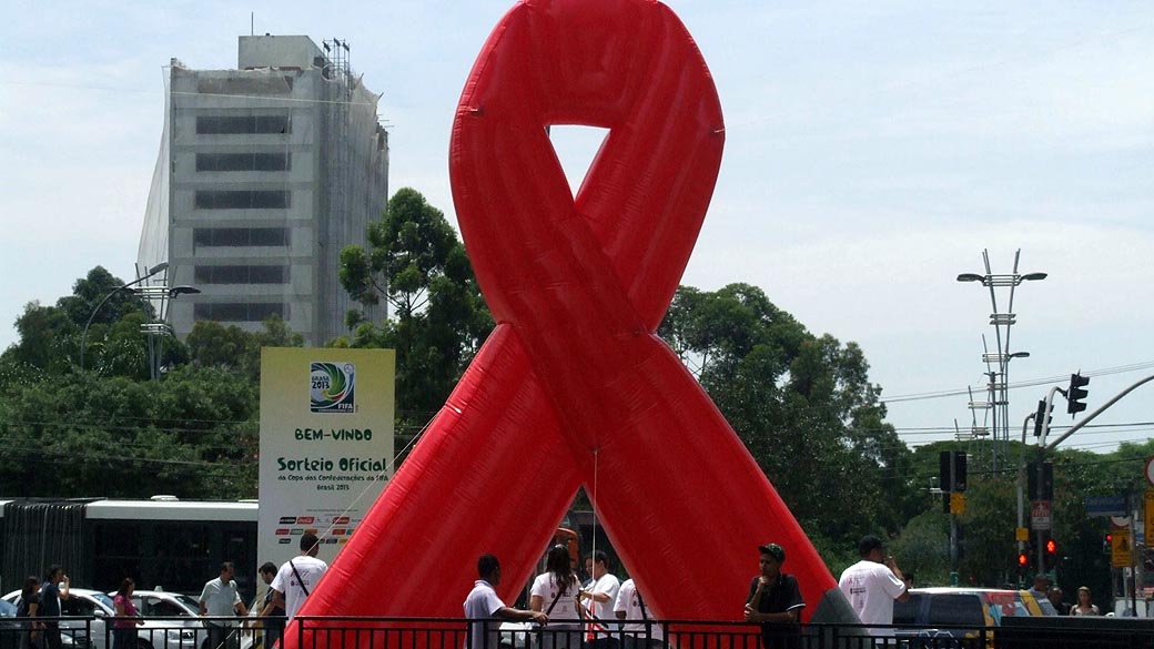 Avenida Paulista decorada para o Dia Mundial de Luta contra a AIDS, em São Paulo